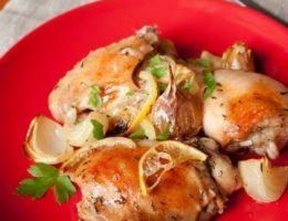 Миниатюра к статье Запеченная курица с лимонами и белоснежным вином.
