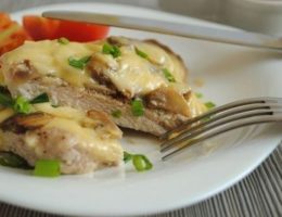 Миниатюра к статье Отбивная с грибами и сыром