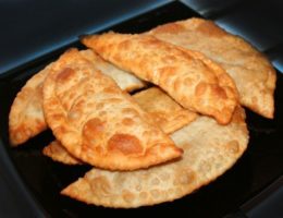 Миниатюра к статье Чебуреки с грибами и сыром