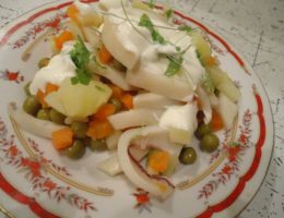 Миниатюра к статье салат с кальмаром