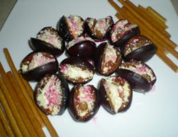 Миниатюра к статье Слива начиненная творогом и изюмом
